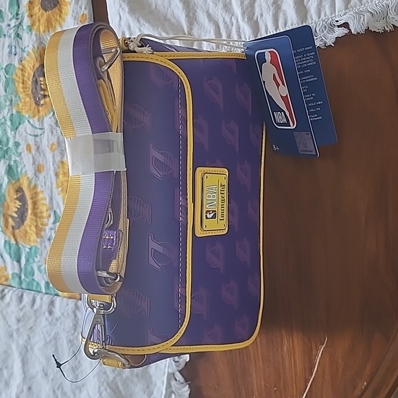 NBA Los Angeles Lakers Loungefly Crossbody bag - Picture 3 of 3